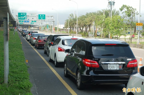 今天是清明連假最終日，國5宜蘭交流道側車道，午後湧現北上返鄉車潮。（記者江志雄攝）