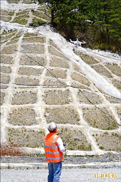 公路總局關山工務段利用空拍機，了解邊坡及橋樑情況，成為道路工程的輔助新工具。（記者王秀亭攝）