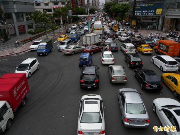台北市信義區基隆路、信義路口附近，每到交通尖峰時刻壅塞非常嚴重。（資料照，記者吳亮儀攝）