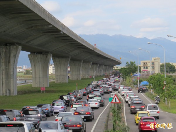 國5側車道（平面道路）擠滿要上國道的車流。（資料照，記者王揚宇攝）