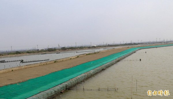 頭港排水左岸下游段護岸填土工程完工，相關工程改善後可提升北門區域整體防洪。（記者王涵平攝）