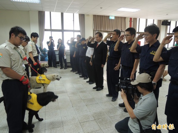 海關人員向除役緝毒犬敬禮。(記者張軒哲攝) 海關人員向除役緝毒犬敬禮。(記者張軒哲攝)