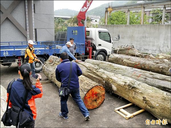 林務局花蓮林管處與銅門部落族人日前達成共識，昨把12段紅檜、扁柏、香杉等珍貴樹材移交給林務局保管。（記者王錦義攝）