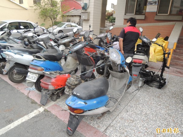 麥寮分駐所今破獲機車竊盜集團，查扣十五部贓車。（記者陳燦坤攝）