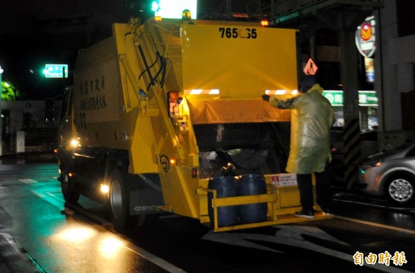 桃園市政府環境清潔稽查大隊今晚發生清潔隊員駕清潔車沿街收垃圾疑因為心肌梗塞突發猝死的憾事。（記者李容萍攝）