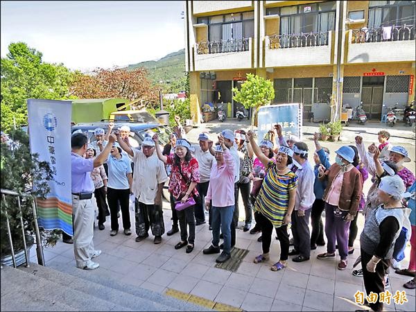 水里鄉民抗議中華電信在社區架設基地台，於服務中心前高喊「不要基地台」訴求。	（記者劉濱銓攝）