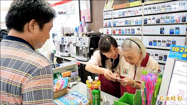 社會局表示，老人家多增加社會參與度，將有助於延緩老化。（記者蘇金鳳攝）