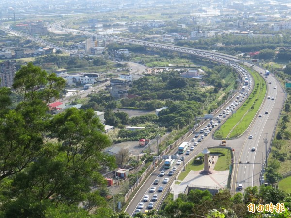 國道五號宜蘭往台北路段，雪山隧道南口大塞車。（記者王揚宇攝）