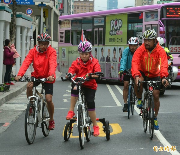 「折翼天使」郭韋齊（圖中）騎單車環島18天，今天下午1點半抵達警政署。（記者王藝菘攝）