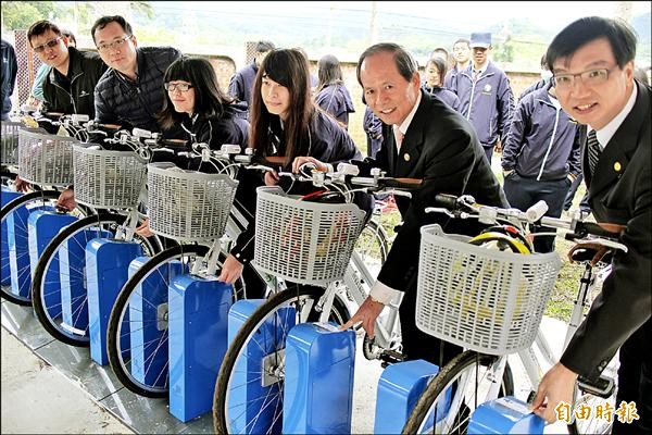 國立關西高中「關高Bike」昨天早上「通卡」後上路。（記者黃美珠攝）