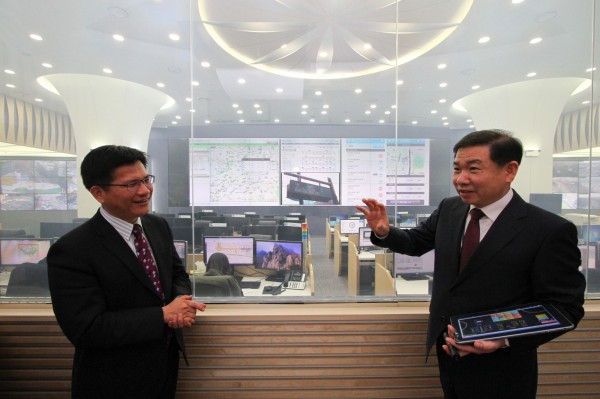 台中市長林佳龍（左）參訪首爾交通信息中心。（台中市政府提供）