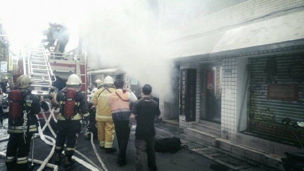 北市南京東路地下室火警冒出濃煙，警消搶救中。（記者姚岳宏翻攝）