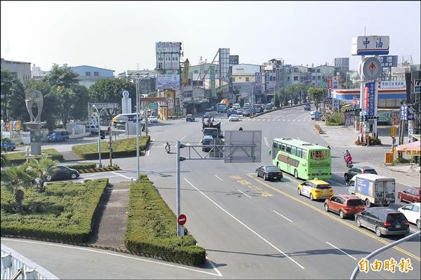 建國路與和生路口肇事率最高，因車流量大，且路口動線複雜，民眾建議改善號誌燈設立位置。（記者李立法攝）