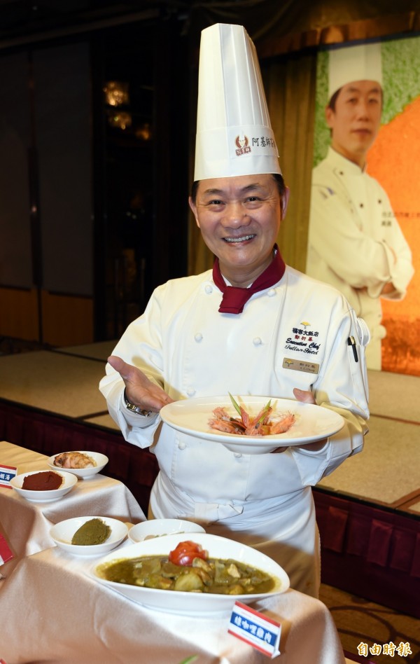 福容大飯店行政總主廚阿基師今日出席福容飯店「泰咖哩美食饗宴」記者會，在摩鐵事件4個月後亮相，阿基師強調這段時間都在沈潛，感謝各界的關心。（記者羅沛德攝）