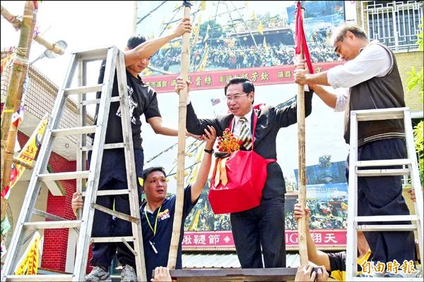 市長涂醒哲帶玄天上帝爺神像登上高空鞦韆，宣布活動展開。（記者蔡宗勳攝）