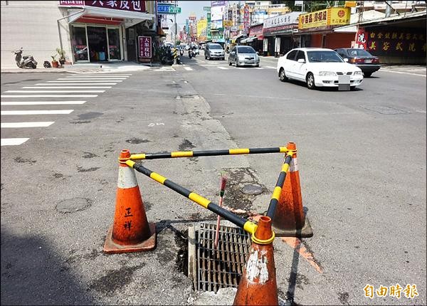 太平區振文路和中山路四段銜接處水溝蓋塌陷，營建署和市府互踢皮球，遲未修復。（記者陳建志攝）