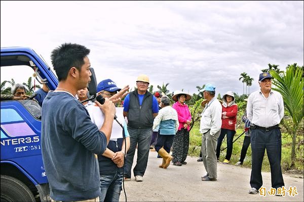 瑞和村民齊聚種雞場前，表達堅決反對立場，賴姓業者（左一）對村民說明雞場規模與設置方向。（記者王秀亭攝）