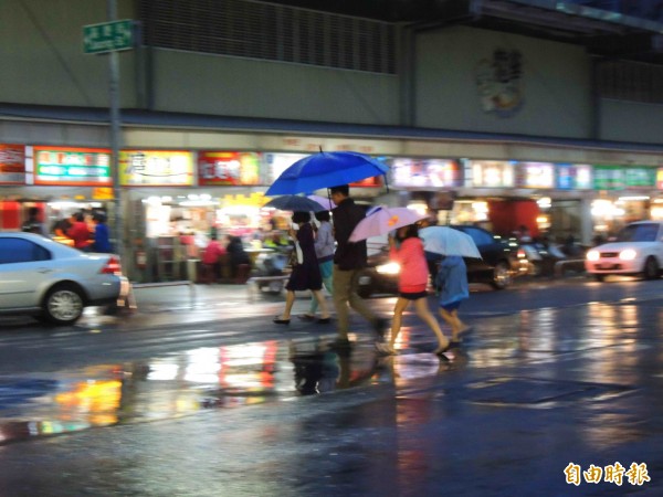 高雄市區晚間6點許降下一個多月來最大雨勢，但雨量僅測得0.5毫米，談不上抒解旱象。（記者黃旭磊攝）