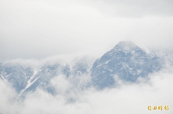 梨山賓館前遠看雪山，山頭雪景美不勝收。（記者李忠憲攝）