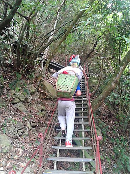 部落青年返家，就是為了要幫祖父輩族人，背負物資上山，相當辛苦。（秀林鄉民代表郭新勇提供）