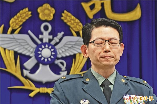 針對近來國軍種種軍紀問題，國防部發言人羅紹和昨說明調查報告時不禁哽咽。（記者王藝菘攝）