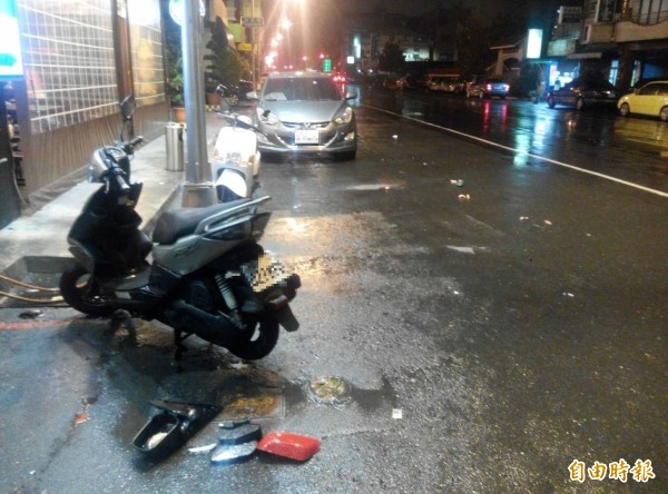 高市新興警分局警備隊晚間執行巡邏勤務時，發現一輛贓車行駛在馬路上，員警驅車前往攔查，嫌犯竟開車在高市街頭四處逃竄，撞壞數輛機、汽車。（記者黃佳琳攝）