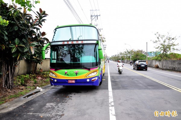 張男將遊覽車停妥路邊，才倒在前門階梯。（記者彭健禮攝）