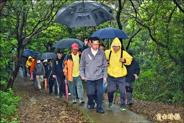 桃園市長鄭文燦昨天前往五酒桶山登山步道健行。（記者謝武雄攝）