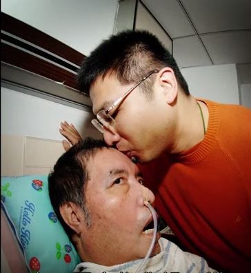 陳大謀知道也許某日會像父親陳宏（左）一樣成為漸凍人，但他希望學父親一樣積極正像面對，能繼續為社會貢獻。（圖擷取自YouTube）