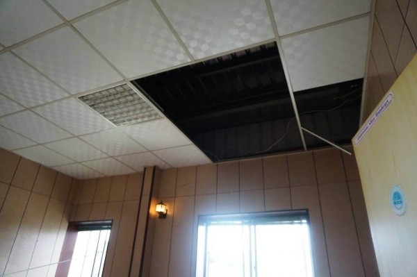 輕鋼架天花板因承受不了逃逸外勞的重量而掉落。（記者蔡彰盛翻攝）