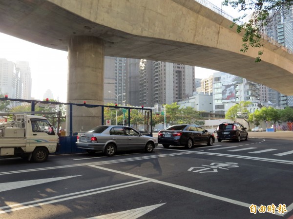 台中市文心路與市政路口左轉車道恢復架設圍籬，市府表示將進行排水工程。（記者張菁雅攝）