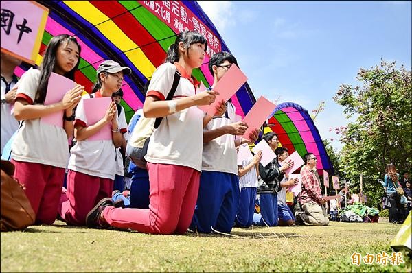 學子一起跪求文昌帝君，庇佑考試順利。（記者顏宏駿攝）