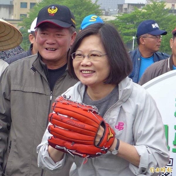 民進黨主席蔡英文昨在「小英盃慢速壘球賽」擔任開球嘉賓，但她受訪時痛批，國民黨執政期間，許多議題都由國、共兩黨先協議，再用各種方式「操作」，最後要求台灣人民接受。（記者王駿杰攝）