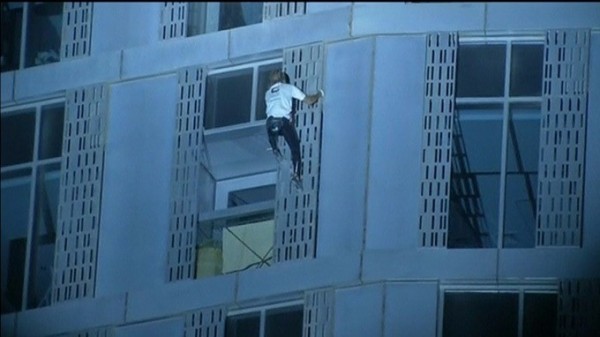 「法國蜘蛛人」羅伯特日前攀上杜拜高307公尺的高樓，為輝煌的紀錄再添一筆。（圖擷取自《ITV》）