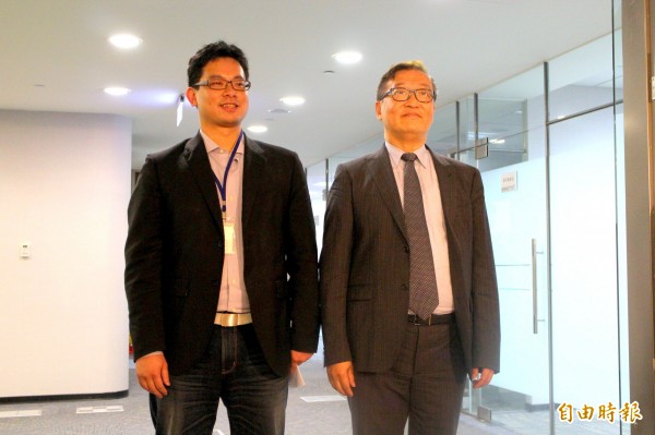 悠遊卡公司董事長戴季全（左）及悠遊卡投資控股公司董事長林向愷（右）兩者月領30萬惹議。（資料照，記者郭逸攝）