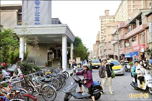 新竹縣第一個被劃為「都市更新範圍」的地點，就在竹北火車站周邊。（記者黃美珠攝）