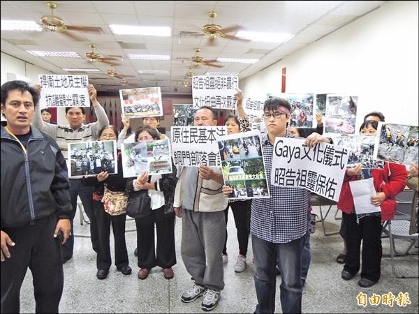 花蓮縣秀林鄉銅門部落去年在部落鳴槍抗議觀光超量遭移送法辦，族人昨向警方表達不滿。（記者王錦義攝）