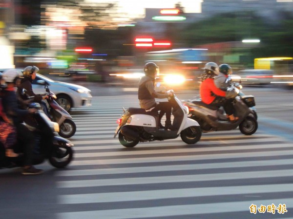 高雄市二行程機車數量為全國最多，擬在民國107年起全面禁行，圖為下班機車潮。（記者黃旭磊攝）