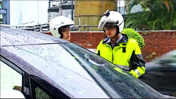 警員趙偉誠意外取締到民進黨主席蔡英文的座車。（記者吳張鴻翻攝）