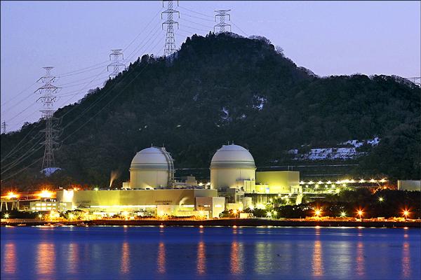日本福井地方法院14日裁定禁止關西電力公司高濱核電廠3號（左）、4號機組重新啟動，創下以假處分禁止核電廠機組重啟的首例。（彭博）