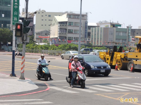 嘉義溫差大，昨天中午高溫近27度，但仍有機車騎士穿起外套保暖。（記者丁偉杰攝）