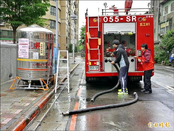 新北市至昨天完成第一輪循環停水，水利局統計各供水站民眾取水情形，平均每個水塔只補水1次。（記者賴筱桐攝）