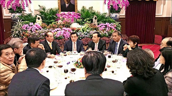 國民黨主席朱立倫前晚與馬英九總統及立委餐敘。（取自國民黨立委林郁方臉書）