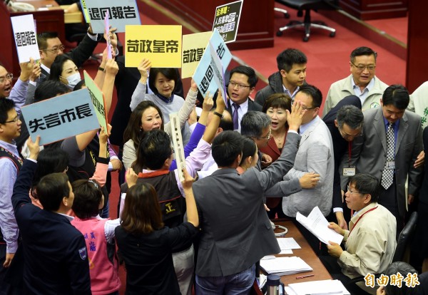 台北市長柯文哲昨前往市議會做施政報告，但遭國民黨議員杯葛，紛紛退回報告。（資料照，記者方賓照攝）