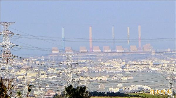 台中火力發電廠的空氣污染排放再次引發話題。（記者俞泊霖攝）