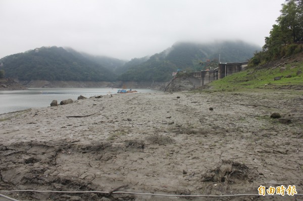 全台水情吃緊，也曝露出國內水庫淤積嚴重，蓄水功能大減等問題。專家建議在不妨礙水庫安全的前提下，考慮用「爆破」清除水庫的淤泥。（資料照，記者林子翔攝）