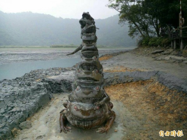 日月潭九蛙疊像因水位降低「全體現身」，日管處行銷九蛙打鐵趁熱，推出量身高的壁貼文創商品。（記者劉濱銓攝）