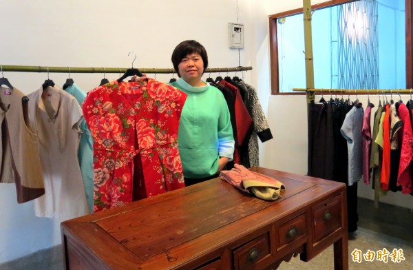 本土服飾品牌業者陳春稻在母親節前夕發起「捐好衣助單親媽媽」活動。（記者張菁雅攝）