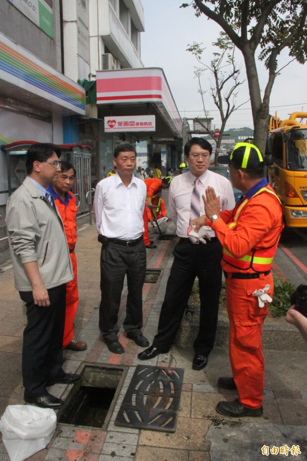 基隆市長林右昌（右2）視察水溝清淤情形。（記者林欣漢攝）