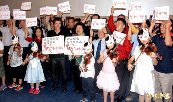 林靖傑（左）導演暌違8年力作「愛琳娜」，招待港都小黃運將觀賞。 （記者黃良傑攝）